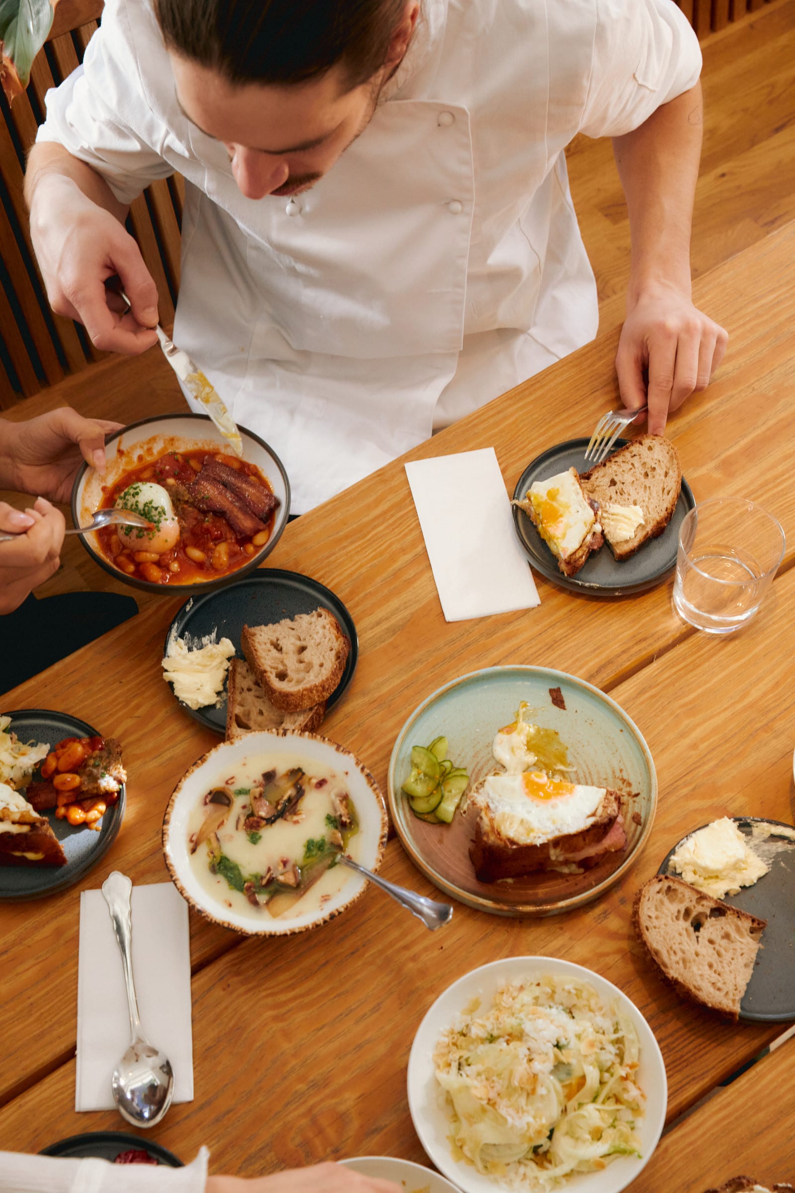 Mesa de restaurante con platos compartidos